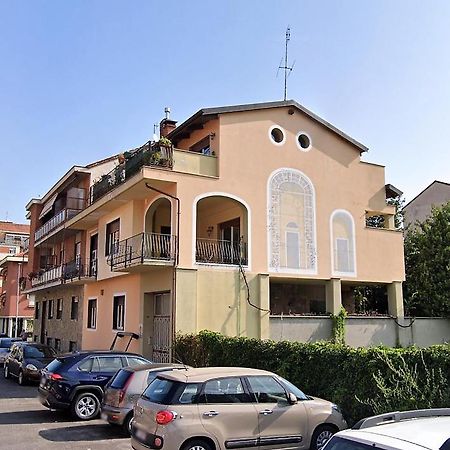 Yellow House Apartment Turin Bagian luar foto